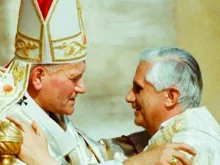  São João Paulo II e o Cardeal Joseph Ratzinger (Bento XVI). Crédito: Vatican Media