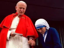 São João Paulo II e Madre Teresa na Cidade do Vaticano (1983)