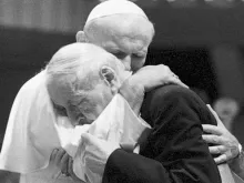 São João Paulo II abraçando o Cardeal Wyszynski no Vaticano.