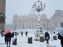 A Basílica de São Pedro e a Praça de São Pedro cobertas de neve.