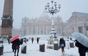 A Basílica de São Pedro e a Praça de São Pedro cobertas de neve.