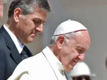 Sandro Mariotti escolta o Papa Francisco 