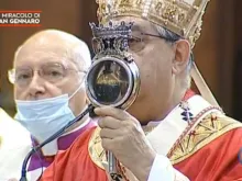 Cardeal Crescenzio Sepe, Arcebispo de Nápoles, mostre o sangue de São Januário.