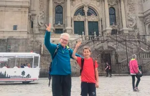 Santi e seu avô na Catedral de Santiago de Compostela. Crédito: Jaime González