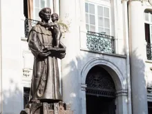 Imagem de santo Antônio em frente à igreja de Santo Antônio, em Lisboa