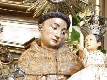 Imagem de santo Antônio na igreja em Lisboa