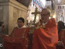 Dom Pizzaballa durante uma cerimônia religiosa no Santo Sepulcro.
