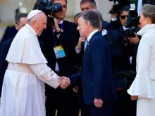 Papa Francisco saúda o Presidente Juan Manuel Santos.