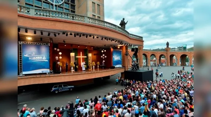 Santuario_de_Aparecida_-_romaria_devotos.jpg ?? 