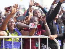 Mulheres africanas cumprimentam o papa Francisco