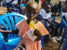 Uma menina do Sudão do Sul durante a visita do papa Francisco