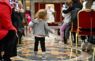 Menina caminha em direção ao papa Francisco em audiência hoje (13