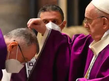 Papa Francisco impõe as cinzas