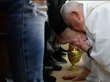 Papa Francisco lava os pés dos presos, na Quinta-feira Santa