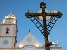 Semana Santa em Aracati (CE). Na cruz, estão os símbolos da Paixão de Cristo.