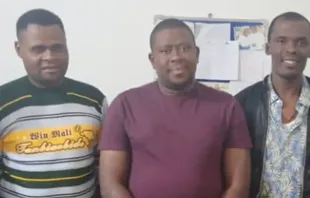 Seminaristas de Cristo Rei após serem libertados de seu sequestro por jihadistas