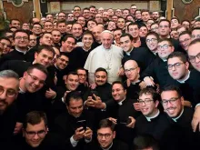 Seminaristas com o Papa Francisco no Vaticano. Crédito: Vatican Media