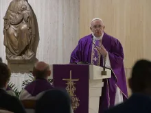 Papa durante a Missa na Casa Santa Marta.