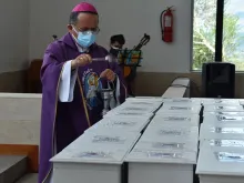 O bispo Danilo Echeverría abençoa as caixas funerárias. Créditos: Arquidiocese de Quito