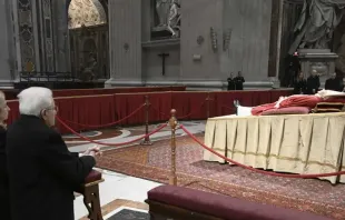 O presidente Sergio Mattarella reza diante do corpo de Bento XVI