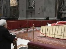 O presidente Sergio Mattarella reza diante do corpo de Bento XVI