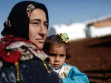 Refugiada síria com sua filha.