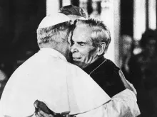 Papa João Paulo II abraçando o Arcebispo Fulton Sheen na Catedral de São Patrício, em Nova York, em 2 de outubro de 1979