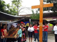 Símbolos da JMJ (Cruz peregrina e ícone da Salus Populis Romani) em Oaxaca 