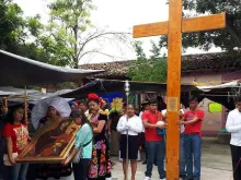 Símbolos da JMJ (Cruz peregrina e ícone da Salus Populis Romani) em Oaxaca