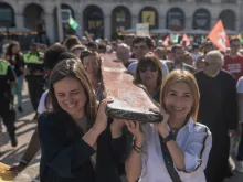 Cruz peregrina da JMJ é levada por jovens em Lisboa