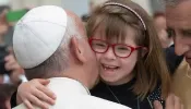 Papa Francisco com menina com síndrome de Down