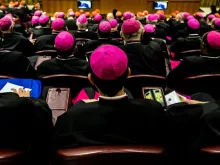 Bispos na sala do Sínodo, no Vaticano.