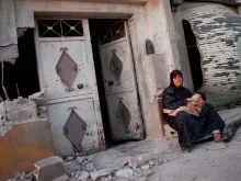 Síria com seu neto na vila de Treimsa