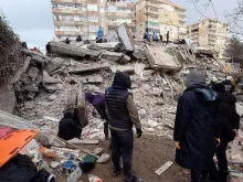 Prédio que desabou em Diyarbakır, Turquia, após os terremotos de 6 de fevereiro de 2023