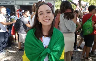Sofia na fila da confissão no Parque do Perdão da JMJ Lisboa 2023. Foto: Natalia Zimbrão
