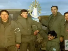 Soldados da Guerra das Malvinas se confiam à Virgem de Luján, 1982