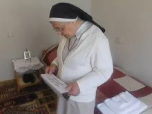 Irmã Arousiag no quarto onde o Papa Francisco descansará 