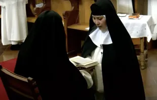 Votos perpétuos da Irmã Evelyn como religiosa dominicana no mosteiro de Santo Domingo o Real em Segovia (Espanha). Crédito: Captura do Youtube.