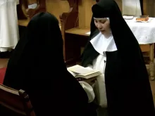 Votos perpétuos da Irmã Evelyn como religiosa dominicana no mosteiro de Santo Domingo o Real em Segovia (Espanha). Crédito: Captura do Youtube.