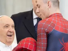 O papa Francisco cumprimenta o Homem-Aranha