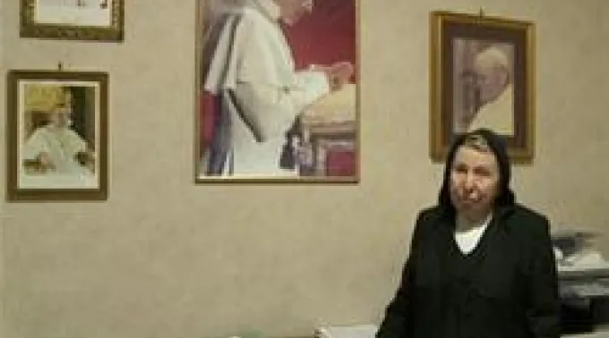 Sr_Marchione_with_her_recently_framed_photo_of_Pius_XII.jpg ?? 
