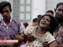 Fiéis choram pelas vítimas do ataque terrorista no Sri Lanka.