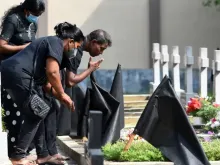 Família visita um ente querido que morreu durante os ataques terroristas do Domingo de Páscoa de 2019 no Sri Lanka