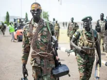 Soldados do Sudão do Sul carregando armas (2014
