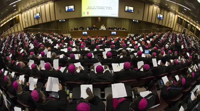 Synod_on_the_Family_meetings_1_in_the_Synod_Hall_in_Vatican_City_on_Oct_21_2015_Credit_LOsservatore_Romano_CNA_10_21_15.jpg ?? 