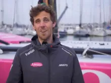 O velejador francês Tanguy Le Turquays em seu barco.