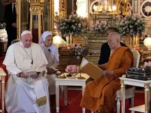Papa junto ao Patriarca Supremo dos Budista.