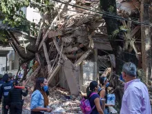 Um edifício que desabou após o terremoto no México.