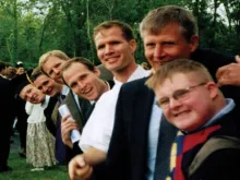 Thomas S. Vander Woude acompanhado pelos seus sete filhos em 2002.