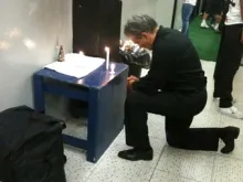 Tite, Técnico do Corinthians, agradece a Nossa Senhora Aparecida pela conquista.